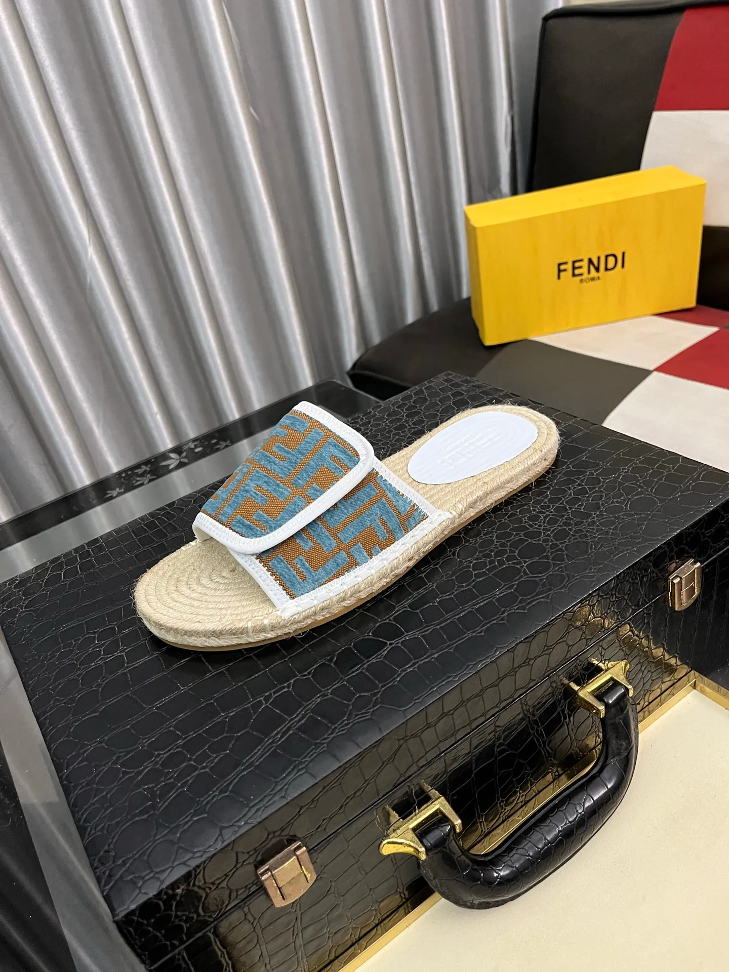 Men's shoes💰320⌚️⌚️[FENDI~Fendi slippers] High-end men's shoes brand official website 1:1 latest masterpiece: original mold customization, fabrics made of imported original materials, upgraded outsole, lighter, top quality in the market, simple and tasteful, a must-have for fashionistas, fashion is at your feet, full of confidence, the same style at the counter👍The season of summer slippers is here. Yardage: 38-44. Can be customized45.46.47